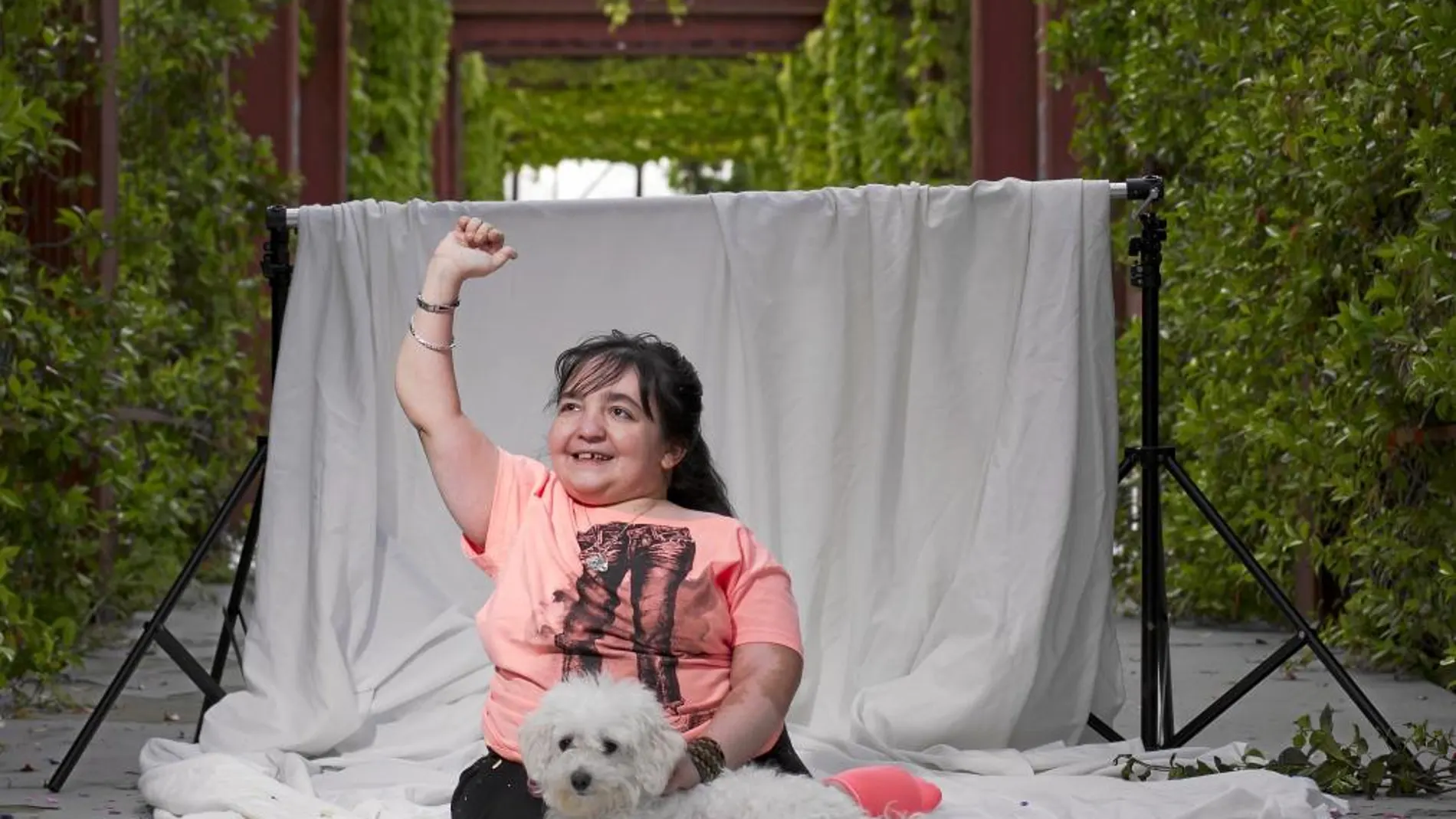 Sabe lo que es vivir luchando contra su propio cuerpo, contra los insultos de los demás, pero a Vanessa Jiménez, «la niña de cristal», no le afectan las críticas y sigue adelante. «Se ceban con nosostros porque no somos productivos». Eso sí, tiene mil seguidores en las redes sociales.