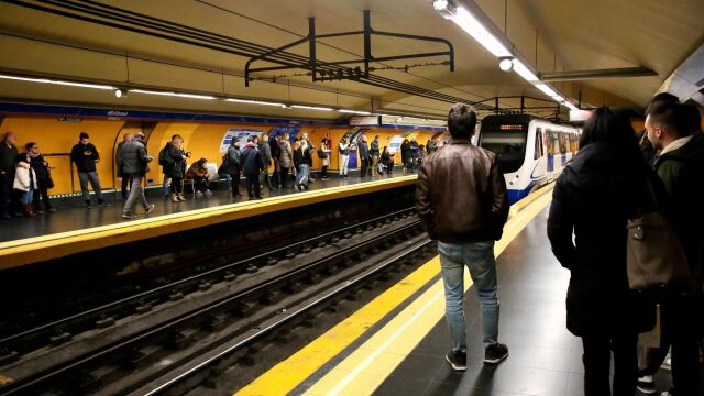 Viajeros esperando en el andén de la estación de Metro