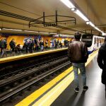 Viajeros esperando en el andén de la estación de Metro