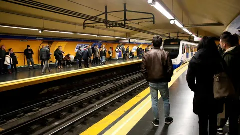 Viajeros esperando en el andén de la estación de Metro