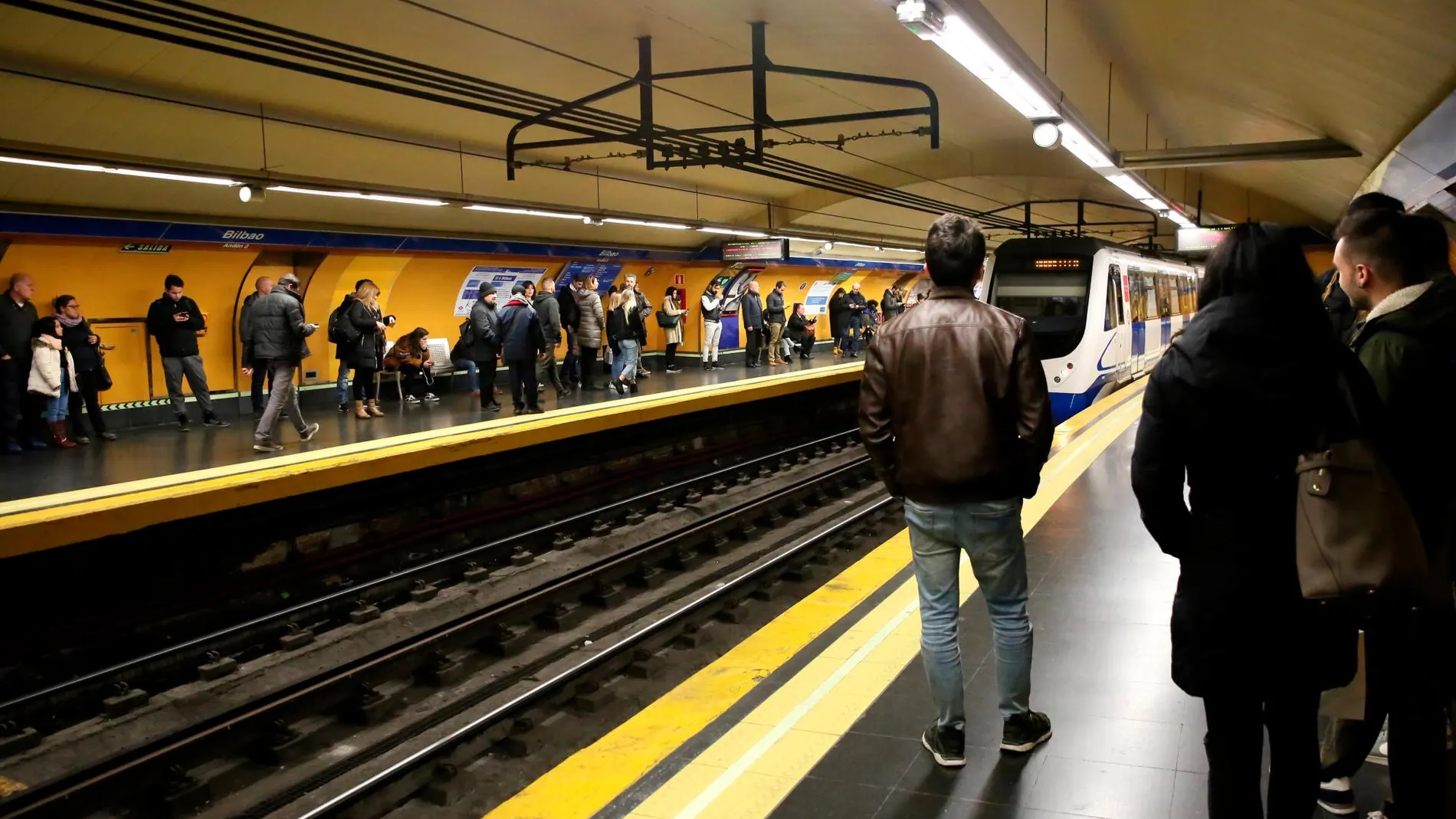 Viajeros esperando en el andén de la estación de Metro