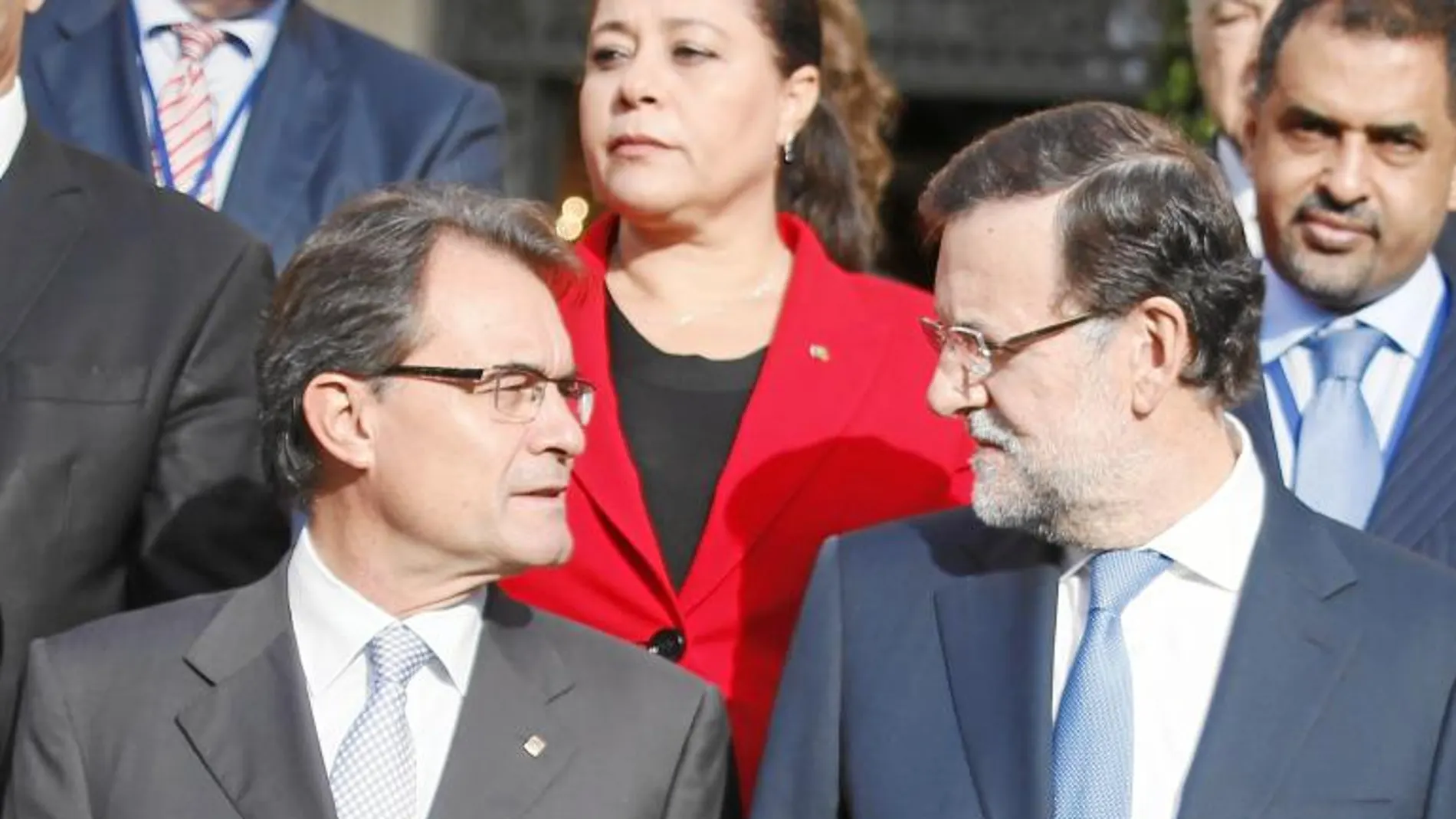 Frío encuentro en el Palacio de Pedralbes. Con motivo del primer Foro Económico del Mediterráneo, Rajoy y Mas mantuvieron un breve y frío encuentro en el Palacio de Pedralbes. 12-13-2012
