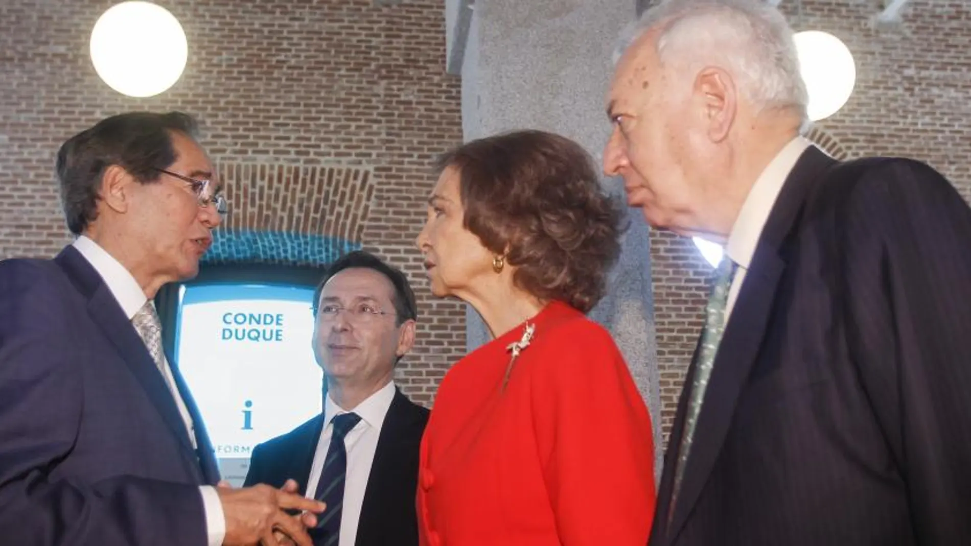 La Reina y José Manuel García-Margallo conversan con el embajador de Filipinas en España, Carlos Salinasen la inauguración de la exposición "Cooperación Es.desarrollo", sobre el 25 aniversario de la Agencia Española de Cooperación Internacional (AECID)