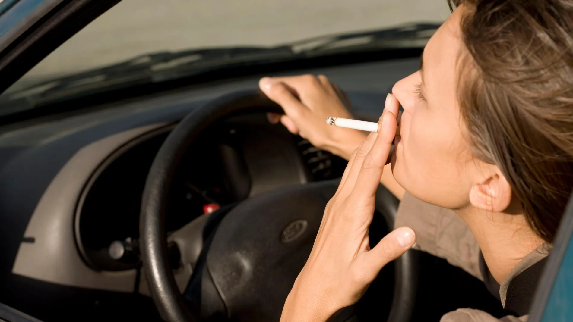 Tráfico no se plantea prohibir que se fume en los coches, aunque reconoce que es "peligrosísimo"