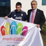 Messi con Alejandro Blanco, con la bandera de Madrid 2020