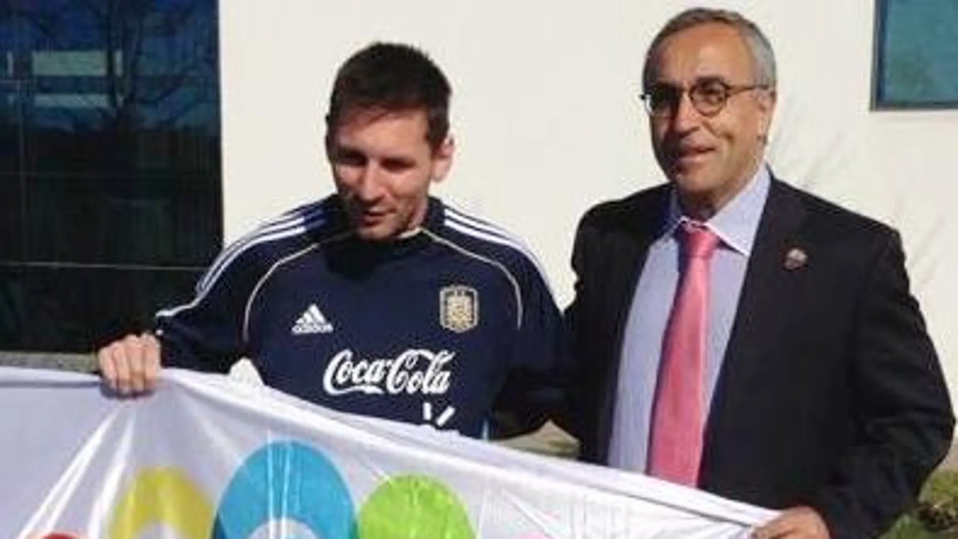 Messi con Alejandro Blanco, con la bandera de Madrid 2020