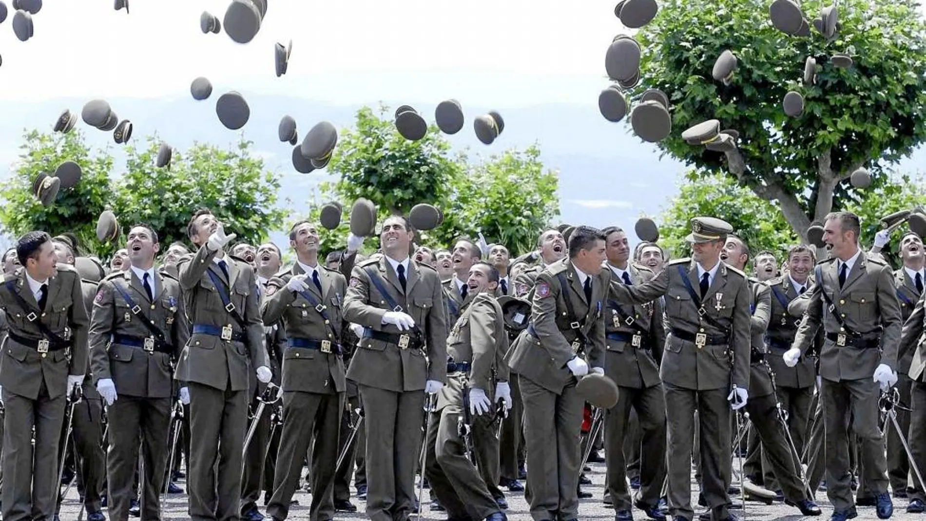 LL06. TALARN (LLEIDA), 08/07/08.- Los nuevos suboficiales de la Academia General Básica de Suboficiales del Ejército de Tierra de Talarn (Lleida) tiran sus gorras al aire tras recibir sus despachos en un acto que presidió hoy el Rey. EFE/LAURENT DOMINIQUE