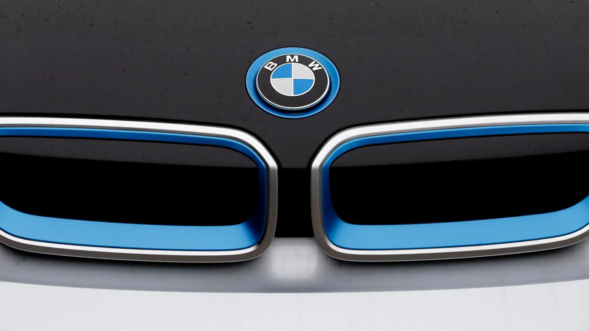 Frontal de un vehículo eléctrico de BMW