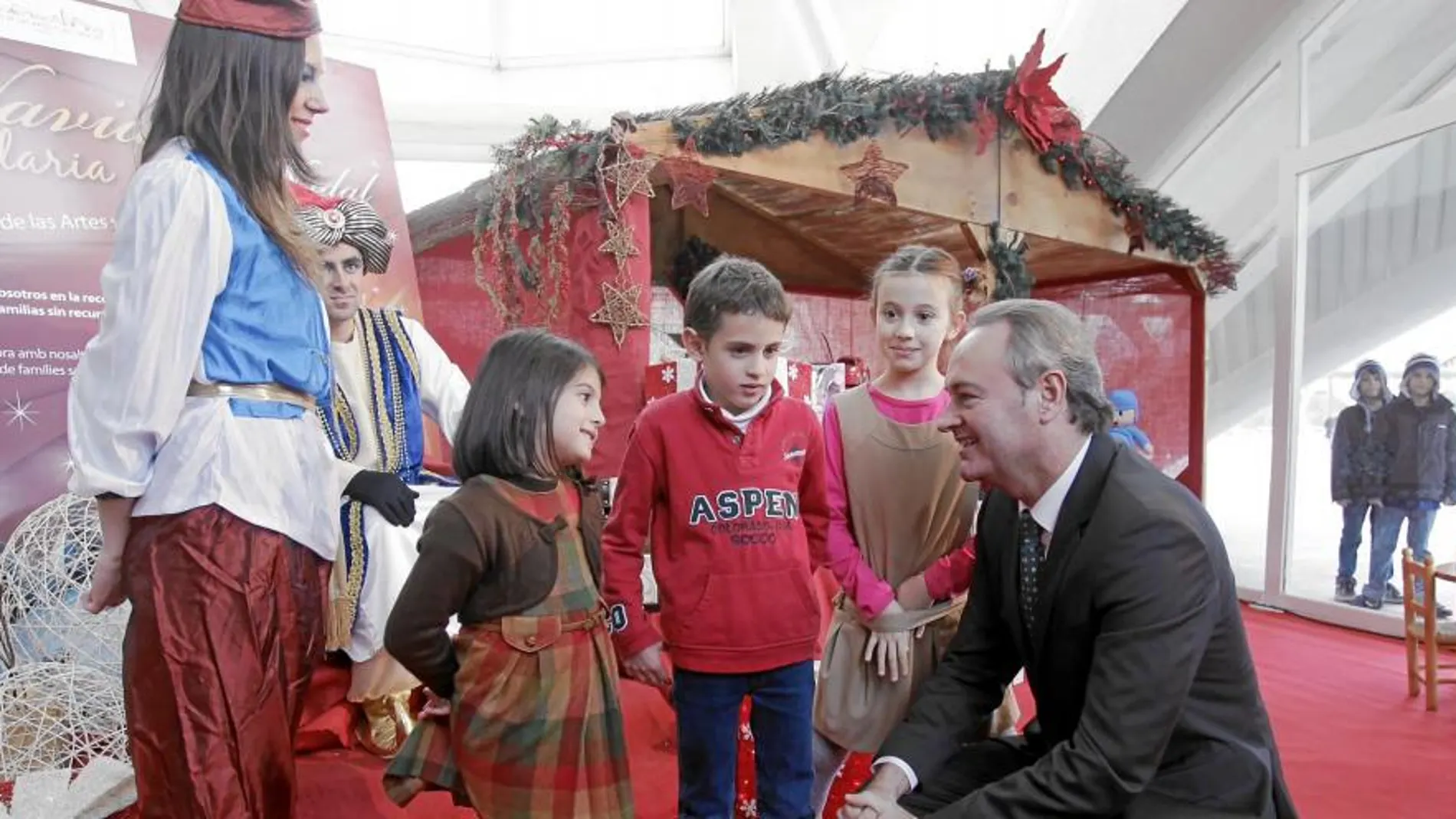 Fabra presidió la cuarta edición del «Mercadillo, talleres didácticos y recogida de juguetes de la Navidad solidaria»