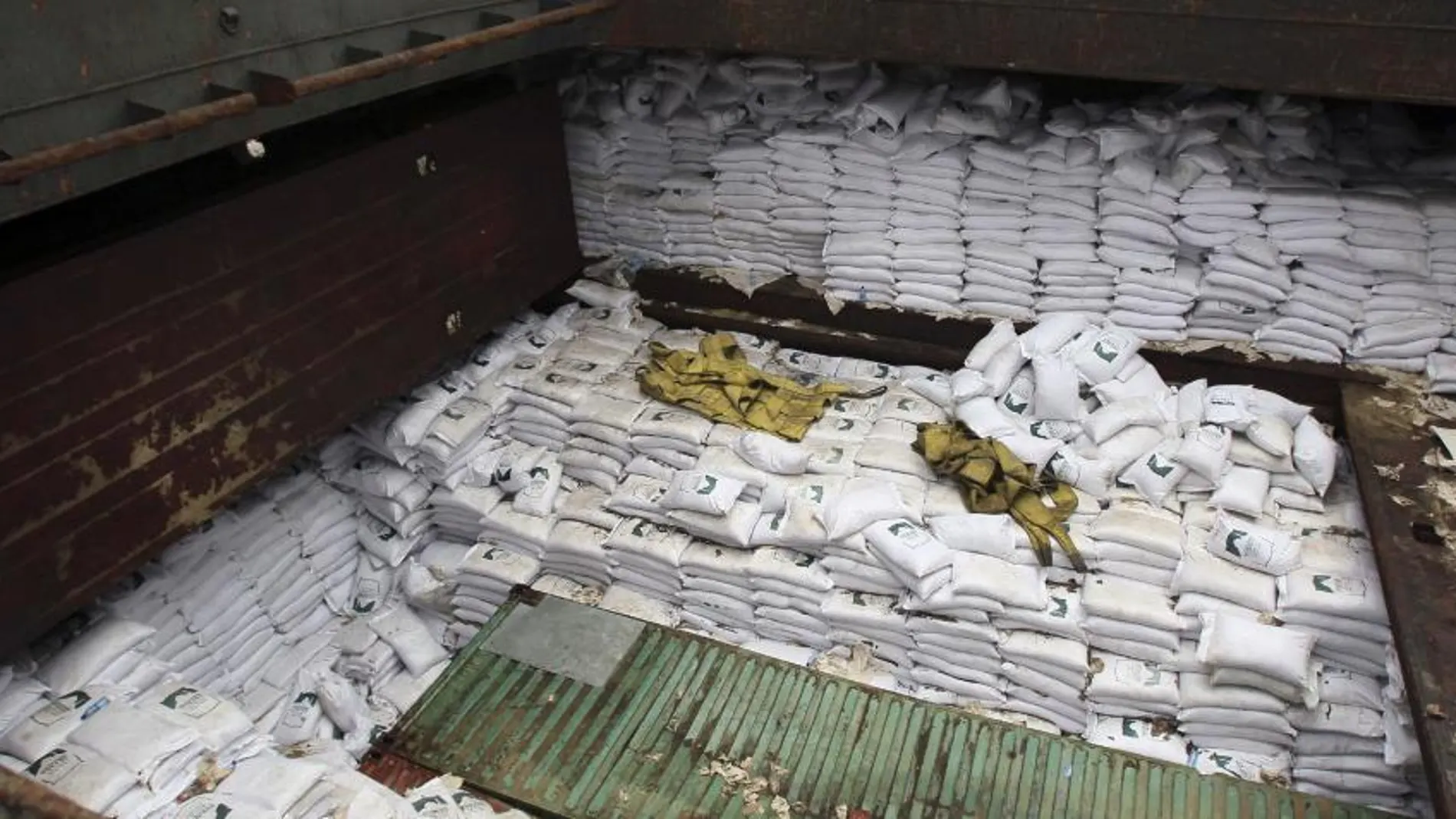 Una bodega del barco de bandera norcoreana Chong Chon Gang en el cual las autoridades de Panamá hallaron el lunes "material bélico"
