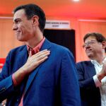 El presidente del Gobierno y candidato del PSOE, Pedro Sánchez, junto al presidente de la Generalitat y candidato a la reelección, Ximo Puig (d), a su llegada a un acto electoral de su partido celebrado en Alicante