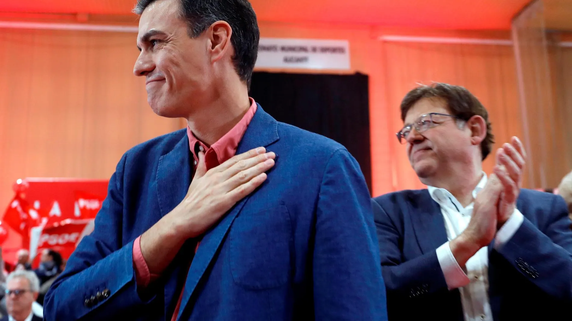 El presidente del Gobierno y candidato del PSOE, Pedro Sánchez, junto al presidente de la Generalitat y candidato a la reelección, Ximo Puig (d), a su llegada a un acto electoral de su partido celebrado en Alicante