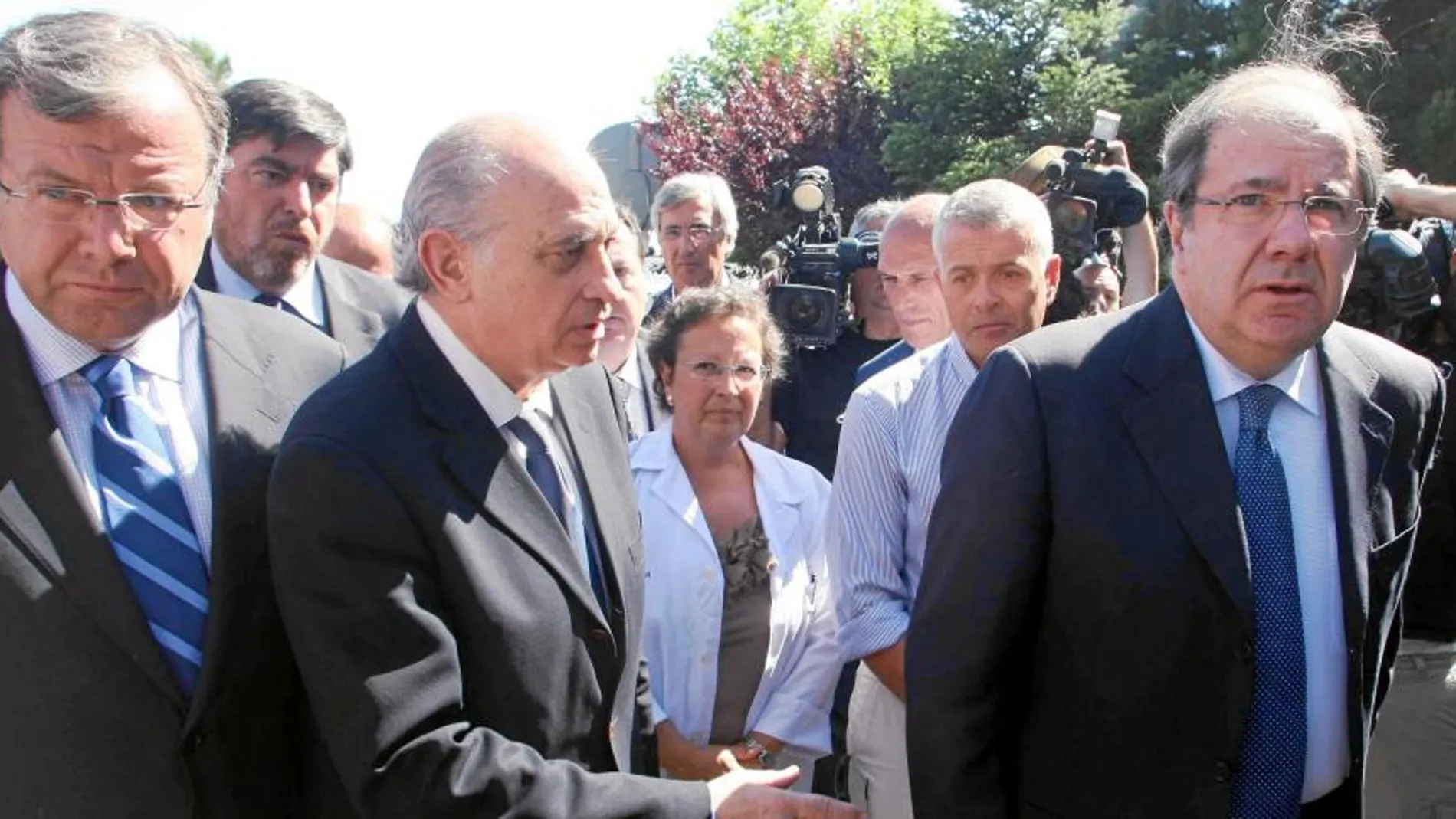 El presidente de la Junta, Juan Vicente Herrera, visita, junto al ministro Jorge Fernández Díaz, y el consejero Silván, el hospital Nuestra Sra. de Sonsoles