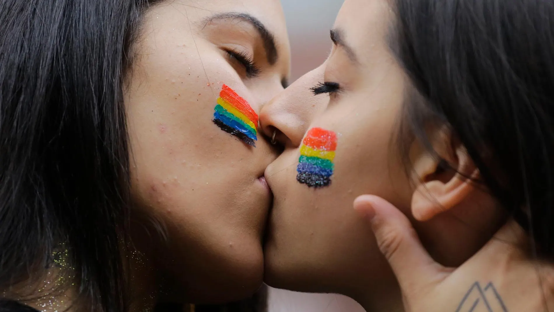 Imagen tomada a una pareja de lesbianas durante el Orgullo Gay de Sao Paulo en 2018