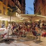 Las terrazas de los restaurantes de la calle Ribera en Valencia están cada noche llenas de turistas
