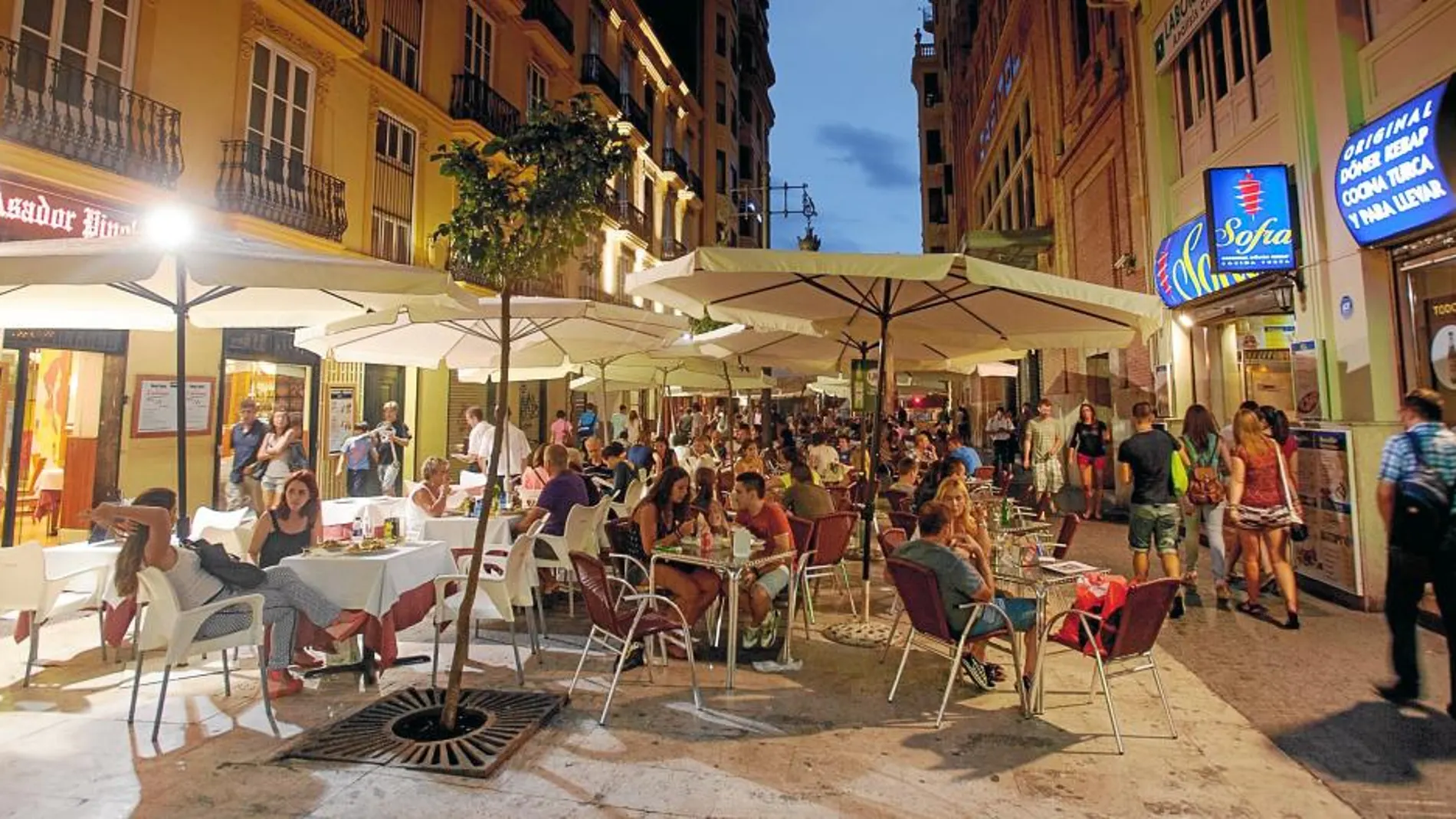 Las terrazas de los restaurantes de la calle Ribera en Valencia están cada noche llenas de turistas