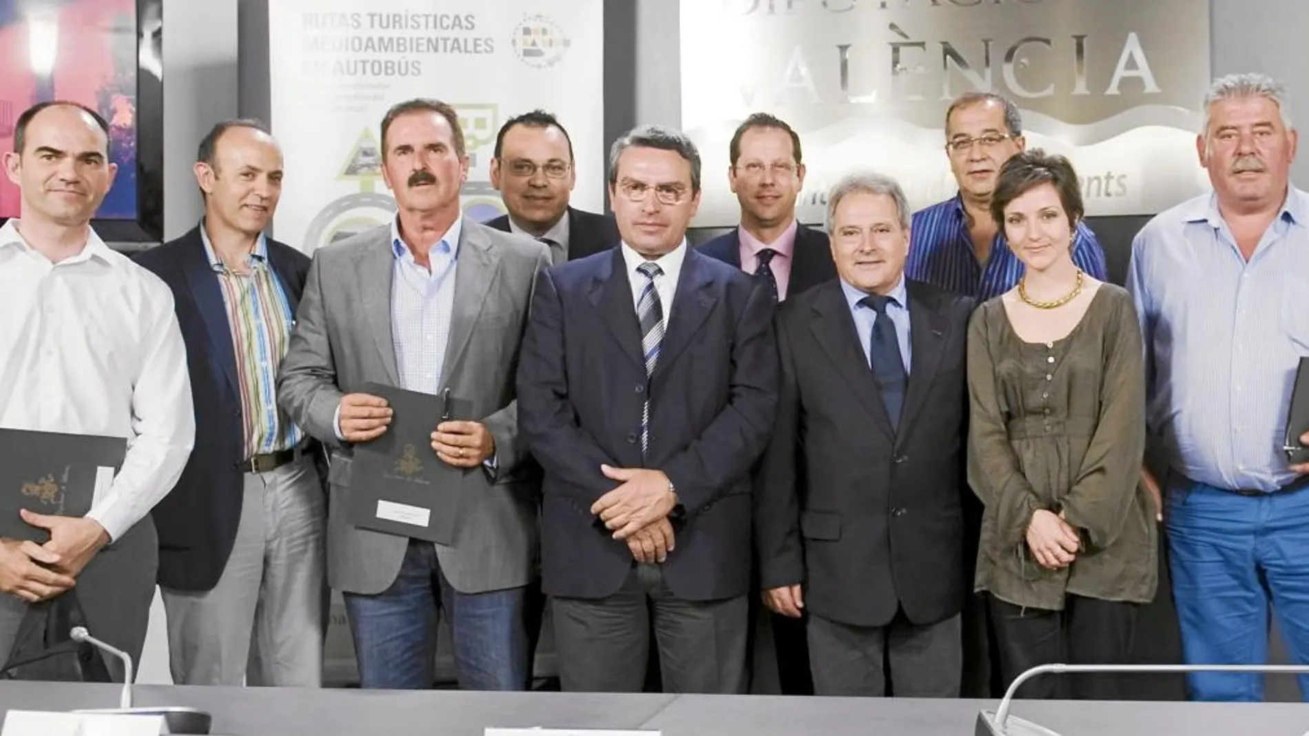 El presidente de la Diputación junto con los alcaldes de los municipios