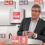 El secretario general del PSOE de Castilla y León, Julio Villarrubia, atiende a los medios, ayer en Valladolid
