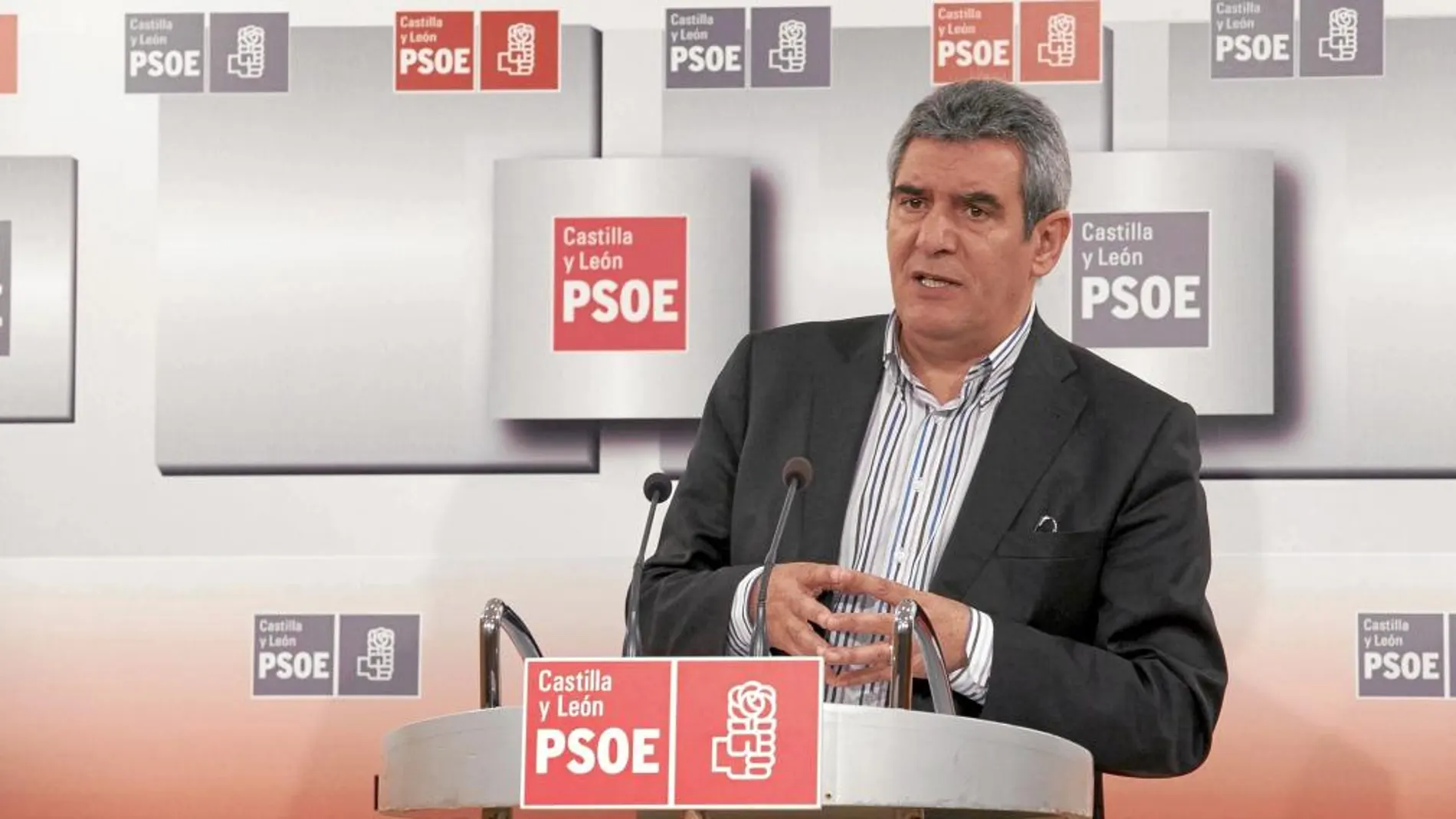El secretario general del PSOE de Castilla y León, Julio Villarrubia, atiende a los medios, ayer en Valladolid