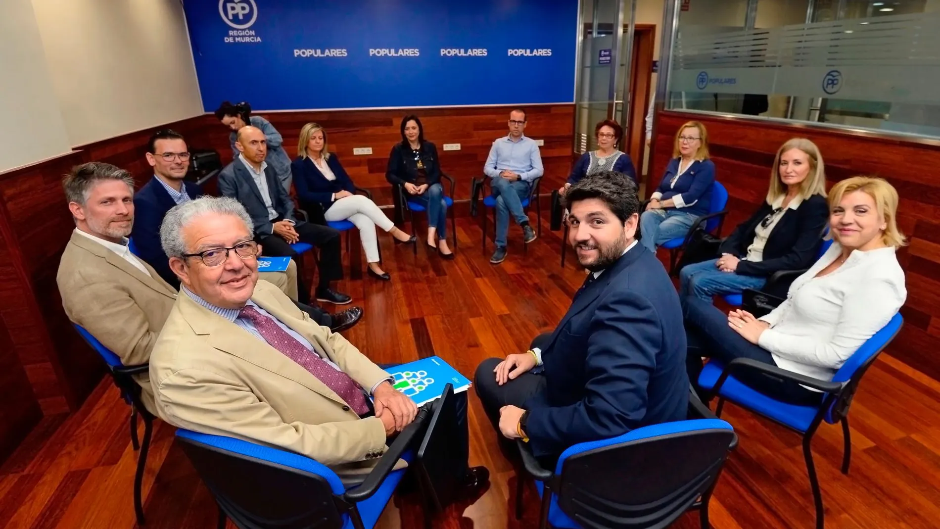 El presidente del PP murciano, Fernando López Miras, durante la reunión mantenida ayer con los representantes de la Asociación de Familias Numerosas de la Región (Fanunmur)