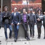 Integrantes de grupos musicales, periodistas y autoridades presentes en el «Open Mic Fàcyl» presentado en Salamanca