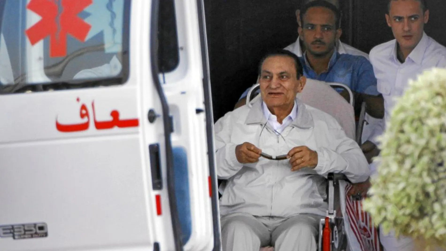 Hosni Mubarak, escoltado ayer hasta la ambulancia