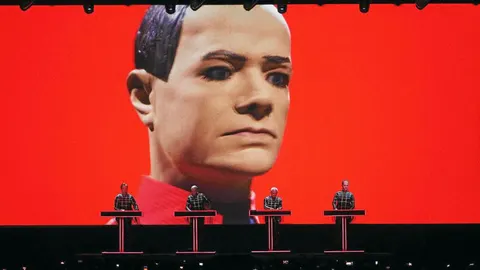 La efectiva puesta en escena de Kraftwerk sedujo a más de 25.000 personas con ganas de homenajear a los padres de todo