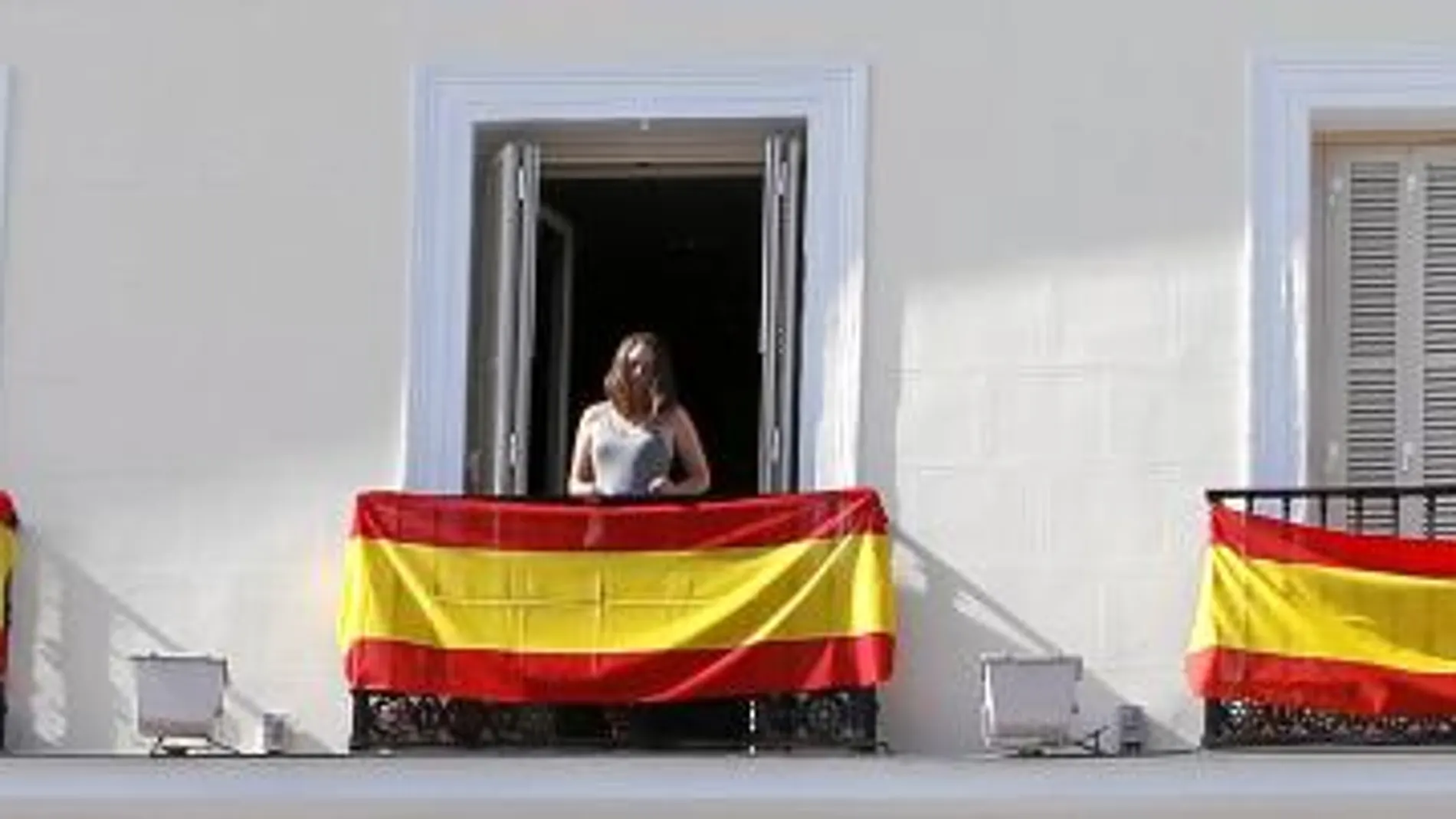 Defensa emplaza a los ciudadanos a sacar las banderas de España a los balcones y a la calle