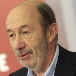 Alfredo Pérez Rubalcaba, durante la clausura de la jornada sobre "Igualdad desde la diversidad", celebrada hoy en la sede del partido