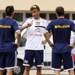 El entrenador del Celta, Luis Enrique, charla con dos jugadoresen su primer entrenamiento en Melgaço (Portugal). La luz de alarma se ha encendido en el Celta ante los rumores que sitúan a Luis Enrique como sustituto de Tito