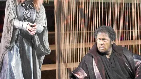 Gregory Kunde (dcha.) da vida a Otello