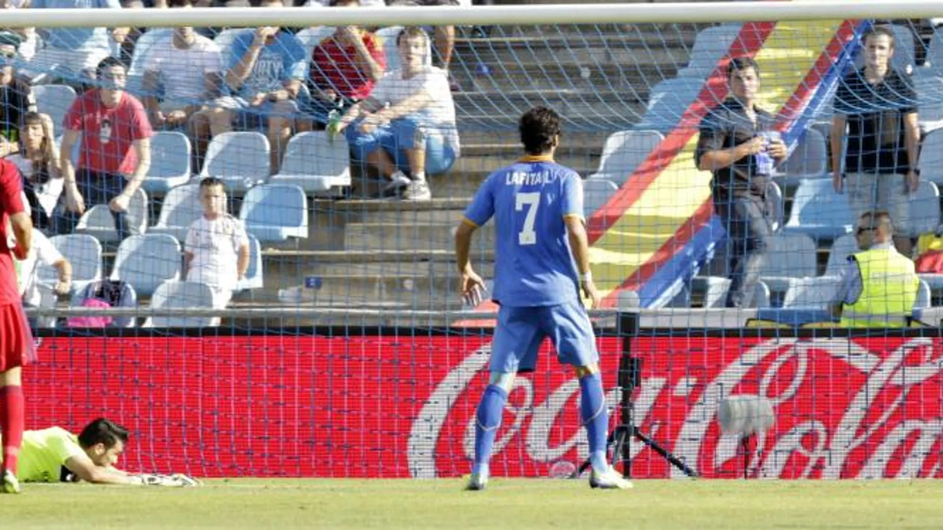 El portero del Osasuna Andrés Fernández no puede detener el balón lanzado por el delantero venezolano del Getafe Miku Fedor