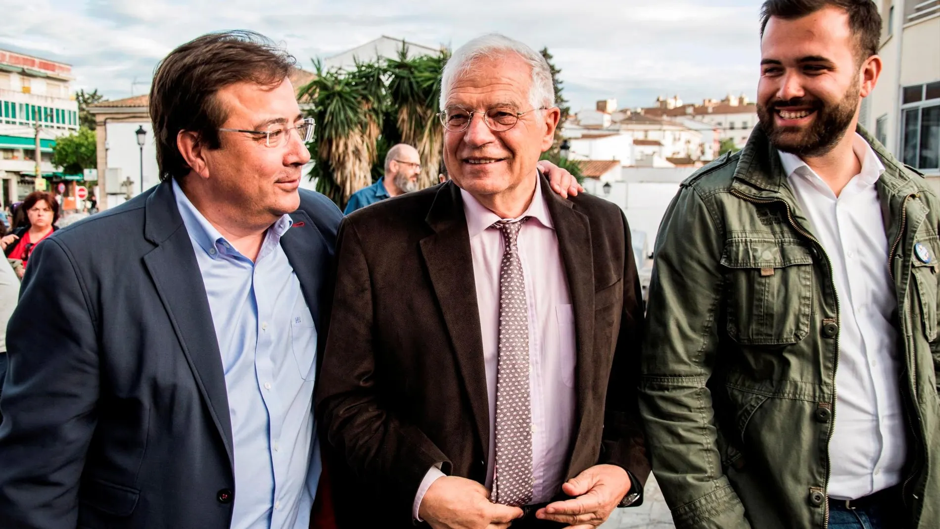 (De izda. a dcha.) Guillermo Fernández Vara, Josep Borrell y Luis Salaya paseando por Cáceres