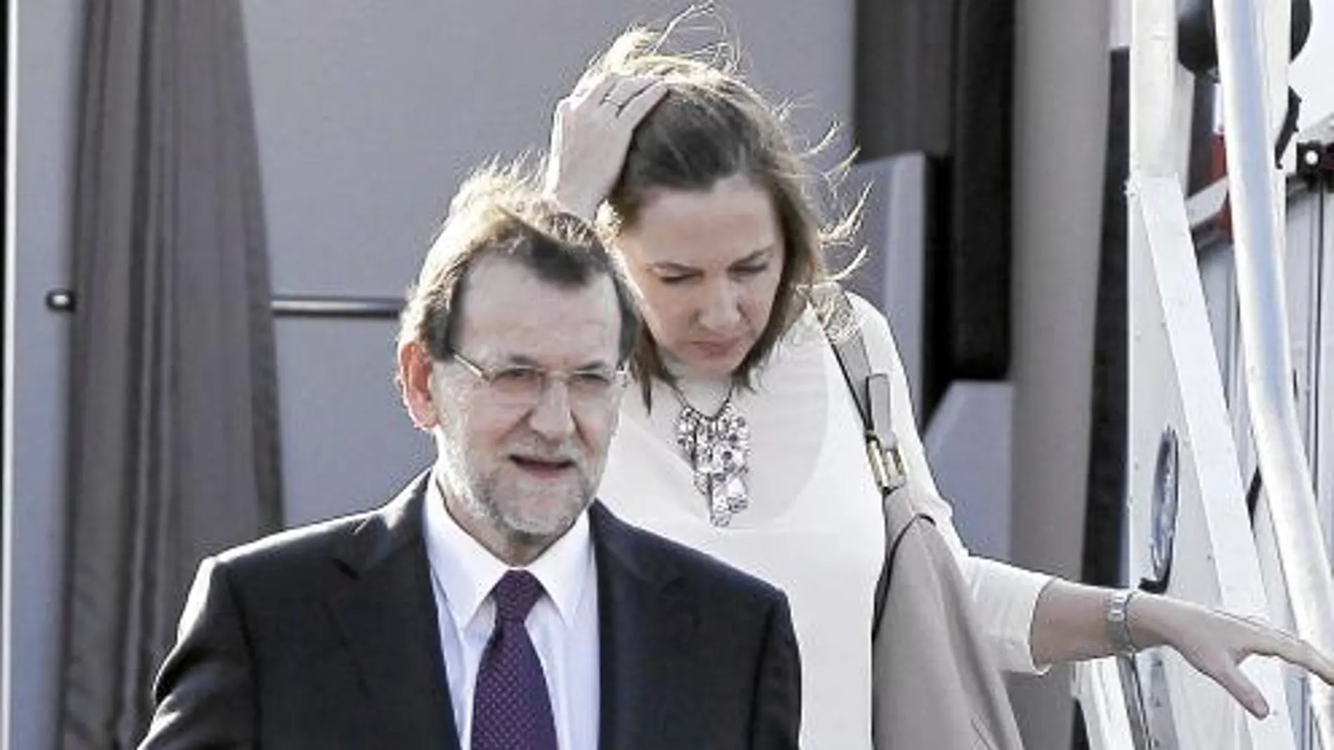 El presidente del Gobierno, Mariano Rajoy, y su mujer, Elvira Fernández, a su llegada a Panamá