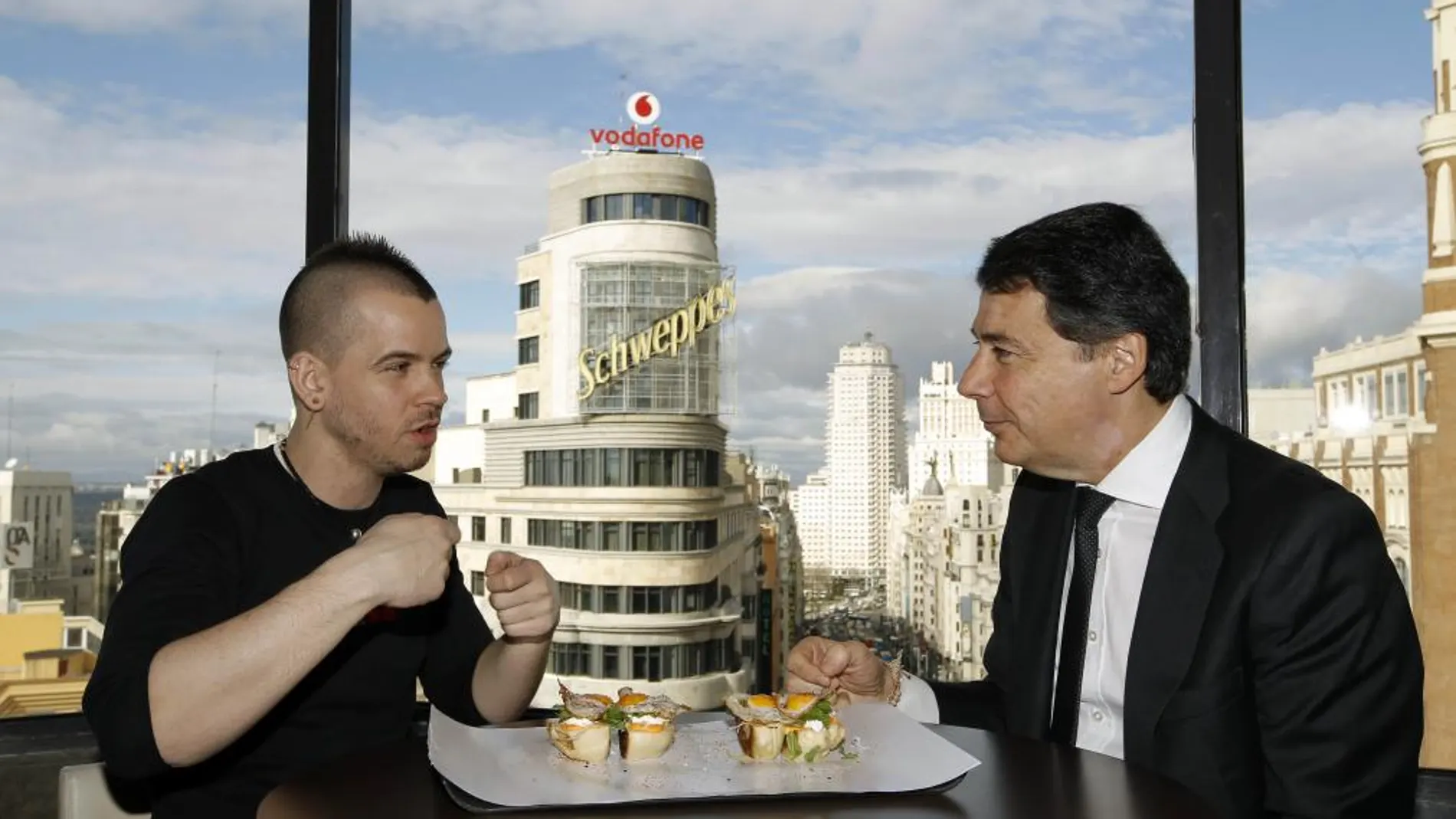 El chef David Muñoz con el presidente de la Comunidad de Madrid, Ignacio González esta mañana a StreetXo