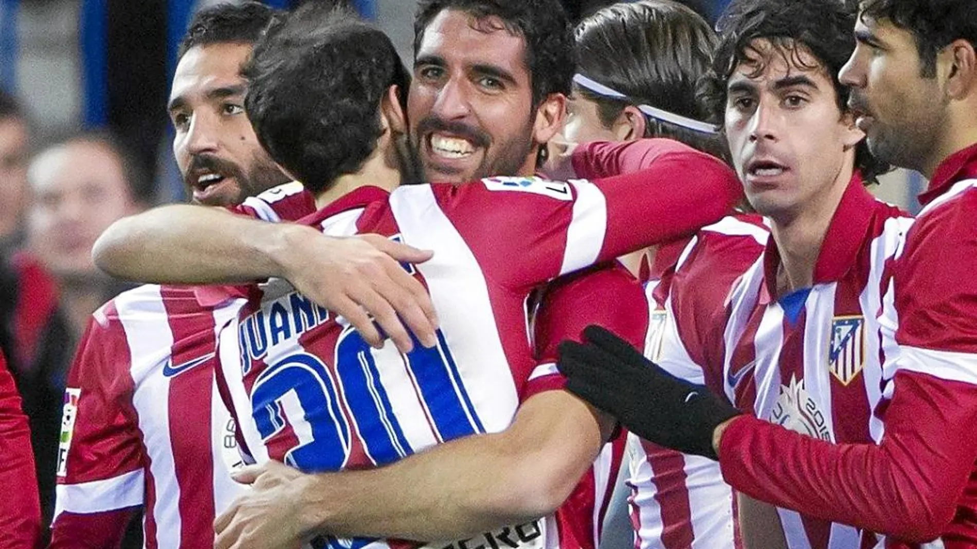 Raúl García es felicitado por sus compañeros después de marcar su gol