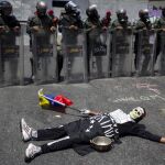 Un hombre protesta frente a miembros de la Guardia Nacional Bolivariana durante una manifestación con ollas vacías contra el gobierno del presidente venezolano, Nicolás Maduro.