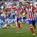 Koke, con Villa al fondo, celebra el gol que dio el triunfo al Atlético en La Rosaleda