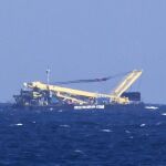 Vista del barco remolcador situado en la zona costera de La Garita, Telde, que ha sido confundido con un avión accidentado
