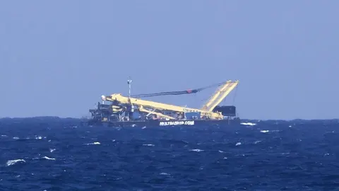 Vista del barco remolcador situado en la zona costera de La Garita, Telde, que ha sido confundido con un avión accidentado