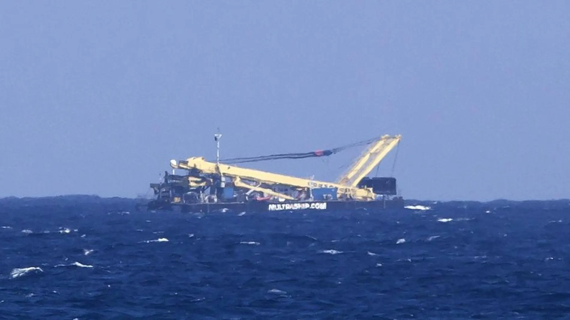 Vista del barco remolcador situado en la zona costera de La Garita, Telde, que ha sido confundido con un avión accidentado