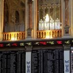 Panel informativo de la Bolsa de Madrid muestra la evolución del IBEX 35 hoy jueves