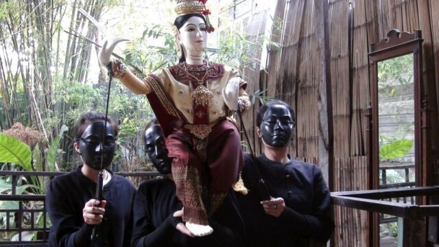 El teatro tailandés con marionetas es una forma de expresión artística cuya vida pende de un delgado hilo en una sociedad que se despega de sus tradiciones y convierte a los centros comerciales en el eje de su ocio. EFE/Gaspar Ruiz-Canela