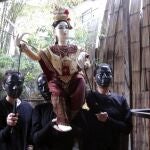 El teatro tailandés con marionetas es una forma de expresión artística cuya vida pende de un delgado hilo en una sociedad que se despega de sus tradiciones y convierte a los centros comerciales en el eje de su ocio. EFE/Gaspar Ruiz-Canela