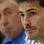 El técnico del Real Madrid, Carlos Ancelotti, y el portero Iker Casillas
