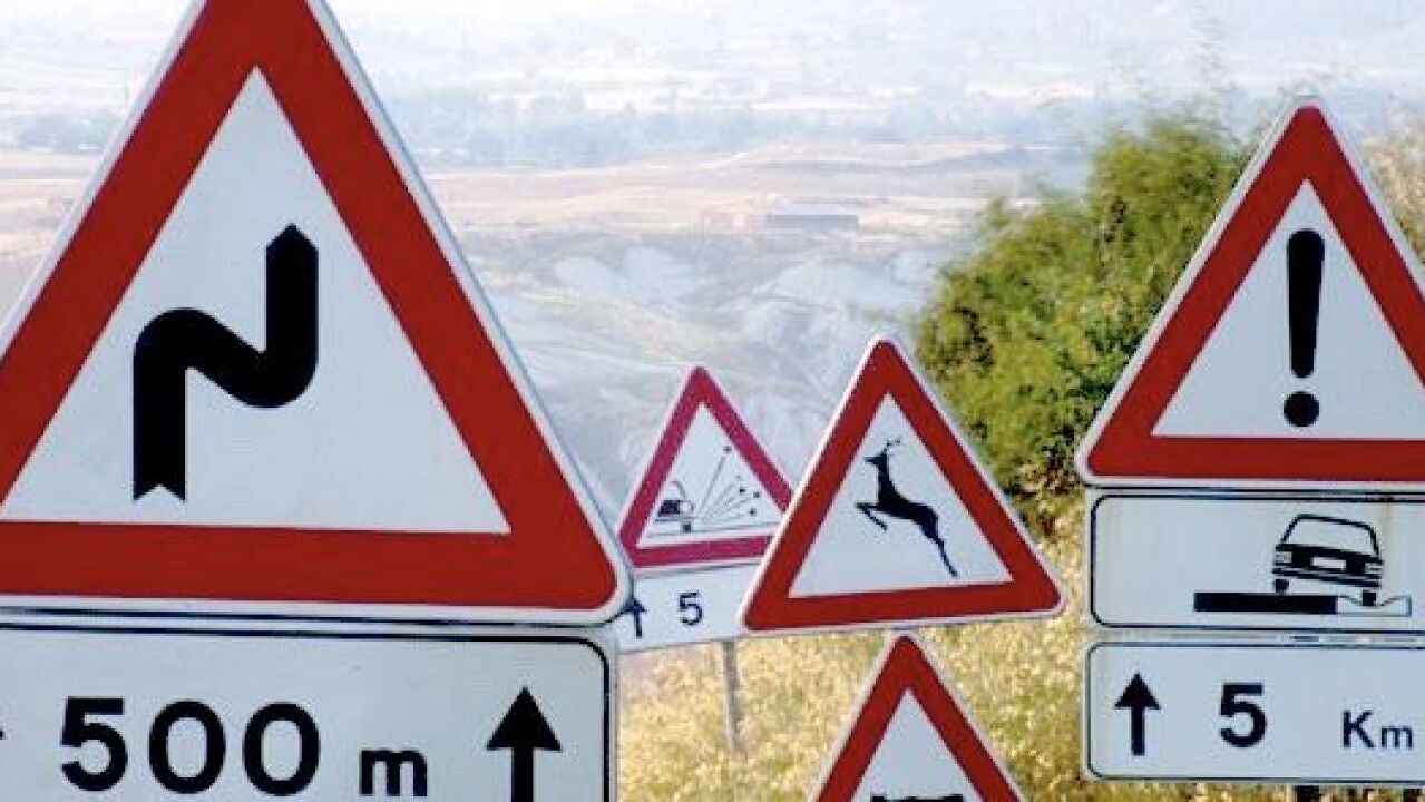 las-se-ales-de-tr-fico-m-s-raras-de-espa-a-cu-l-es-su-significado