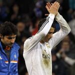 El delantero del Real Madrid Cristiano Ronaldo saluda a los aficionados a su salida del césped