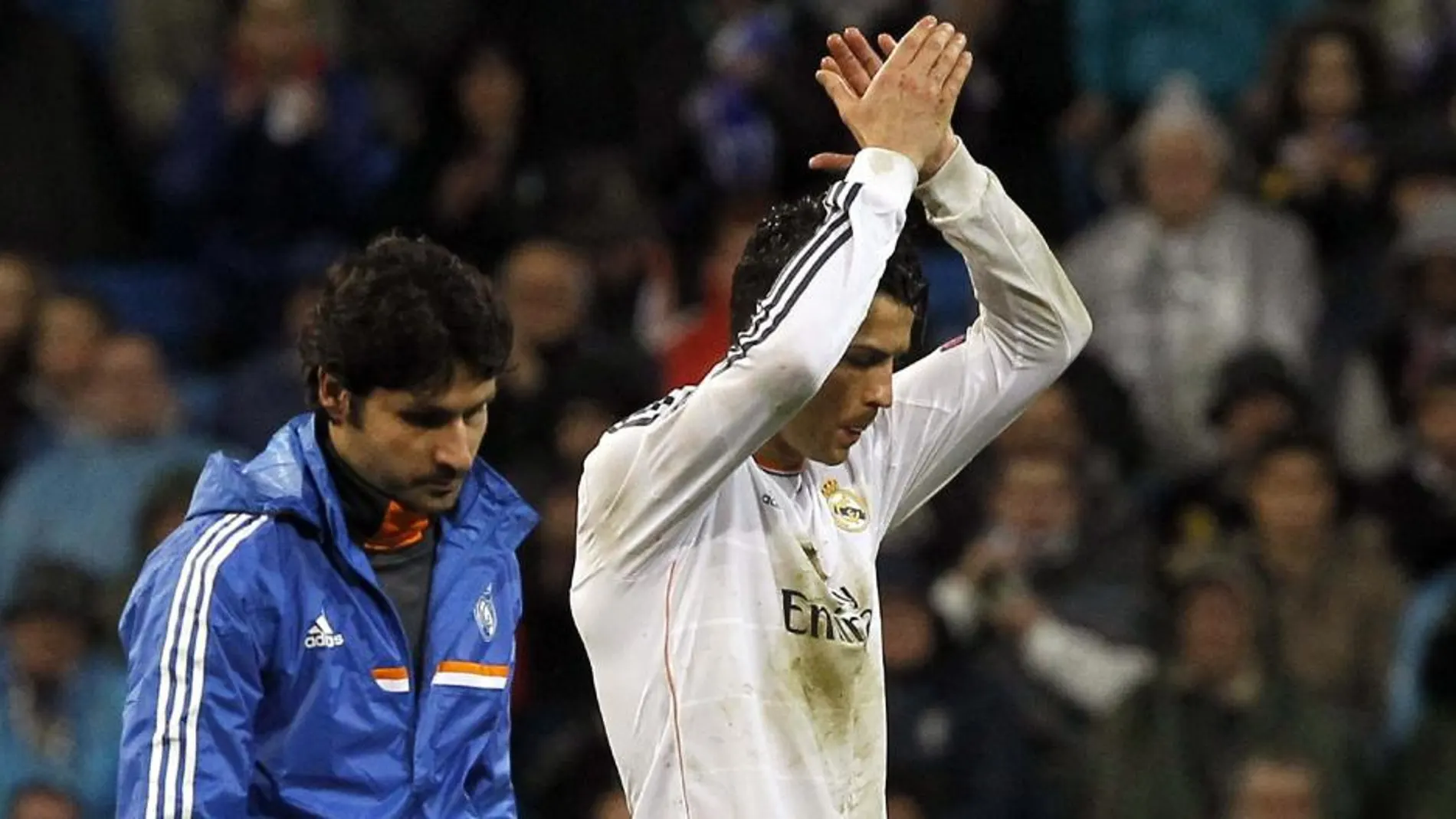 El delantero del Real Madrid Cristiano Ronaldo saluda a los aficionados a su salida del césped