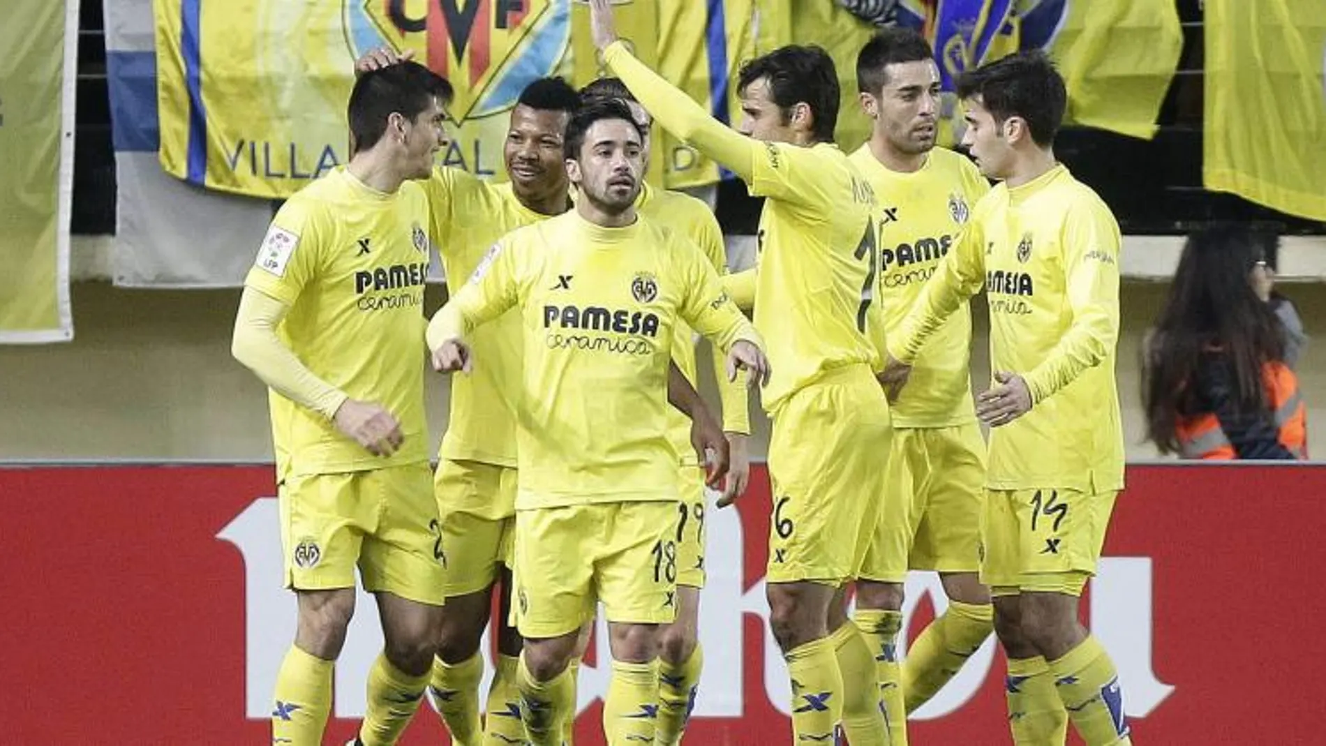 Los jugadores del Villarreal celebran el gol marcado en propia puerta por el defensa del Granada Diego Mainz.