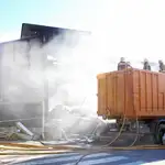  Los Bomberos extinguen el incendio de la nave industrial de Badalona